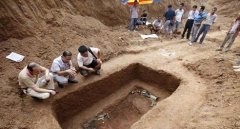 考古专家在陕西省宝鸡石鼓山发现12座西周墓地