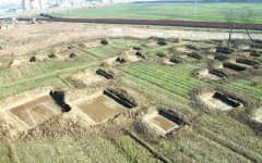 内蒙古在战国墓葬群发掘出百件古器文物