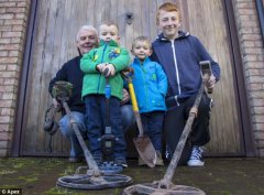 美国一家利用金属探测器挖出二战时期遗留的手榴弹