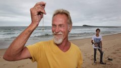 探宝猎人海边探宝挖到黄金项链后物归原主