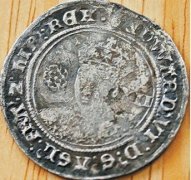 业余寻宝人挖出435年前硬币有可能改写国家历史