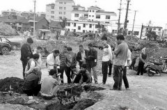 寻宝者动用探测器 挖埋没的老城