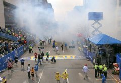 美国第118届波士顿马拉松赛安保用上金属探测器做护