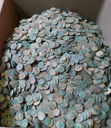 两男子用金属探测器挖出3万枚古钱币