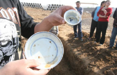 河南一土地开发商用金属探测器挖出陶瓷