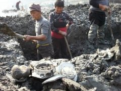 江西陈某在利用考古探测器意外挖出古代银元
