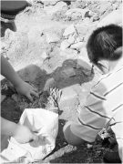 广西徐某用探测器探废铁不小心发现大量子弹