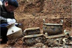 湖南省永兴县董某找祖遗宝物的时候意外找到东汉时