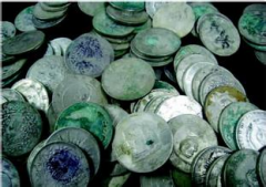 宁夏张某使用探测器找到大量银元