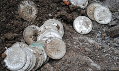 河北黄某使用VR9000探测器找到大量银元