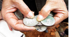 退休老人学探宝