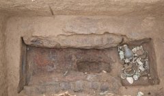 用金属探测器发崛墓葬