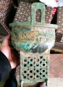 北宋村柳某利用探宝器在玉米地找到青铜器