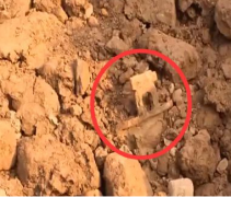 广西桂林刘某用探宝器探得青铜鼎