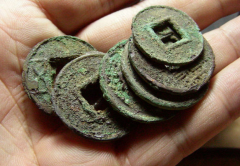 兴平市一村民在整修自家庄基地发现古代铜币