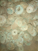 吉林姜某地下探宝得几百斤铜钱