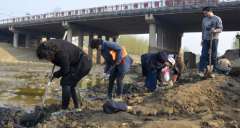 河南省安阳市滑县泄洪后引来挖宝潮