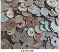 广东佛山李某使用金银探测仪器找出大量铜钱